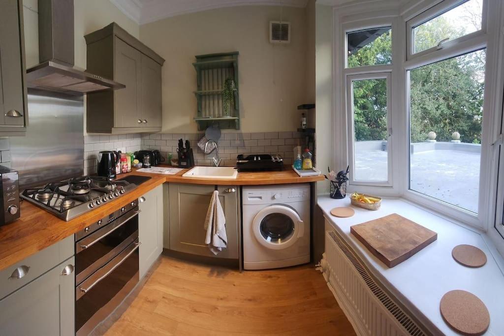 Spacious Guest Flat Near Roundhay Park Лийдс Екстериор снимка